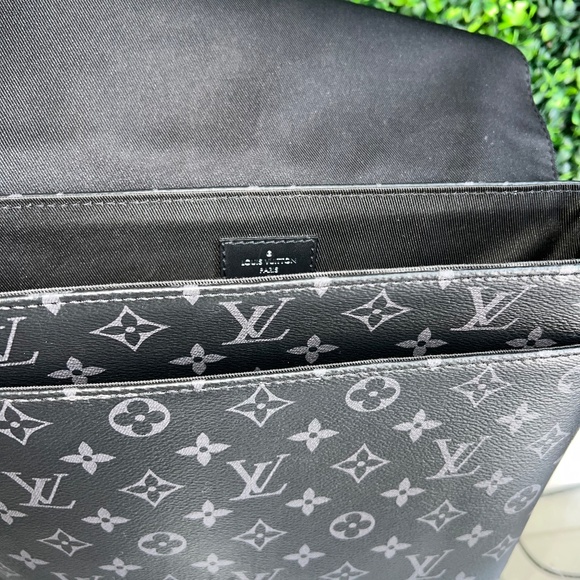 LOUIS VUITTON DISTRICT PM BAG - Picture 3 of 5